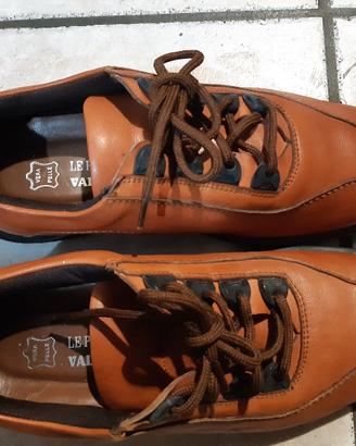 paio di scarpe  chiare e scure