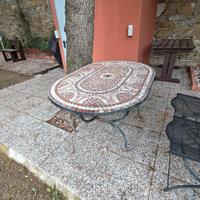 Tavolo e sedie da giardino
