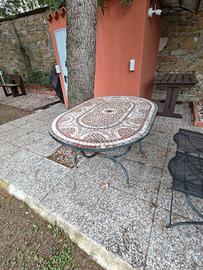 Tavolo e sedie da giardino