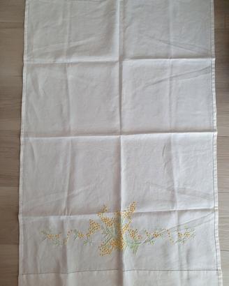 Asciugamani lino disegno mimosa ricamati a mano