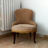 Poltroncina vintage "Nonnina" in velluto e frange