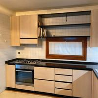 Cucina frassino - top quarzo con elettrodomestici