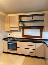 Cucina frassino - top quarzo con elettrodomestici