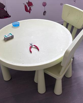 Tavolino rotondo IKEA in plastica con 2 sedie