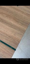 Tavolo effetto legno e gambe in vetro