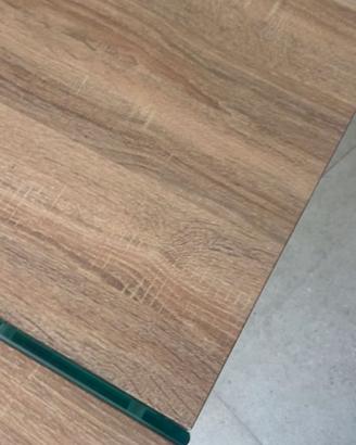 Tavolo effetto legno e gambe in vetro