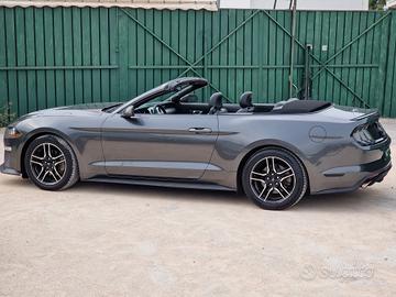 bella,Mustang cabrio2.3 ecoboost anno 2j019,