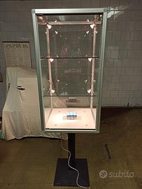 vetrinetta espositiva in vetro con illuminazione