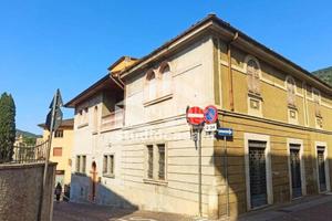 Palazzo / Stabile di 363 m² con più di 5 locali a 