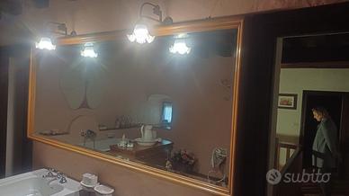 Specchio molato con cornice in noce lavorata