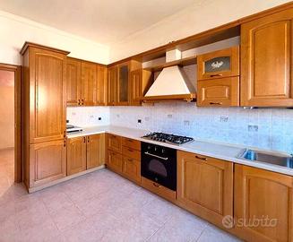 Cucina in legno completa con elettrodomestici
