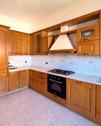 Cucina in legno completa con elettrodomestici
