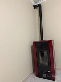 Stufa a pellet Karmek One bordeaux e nera