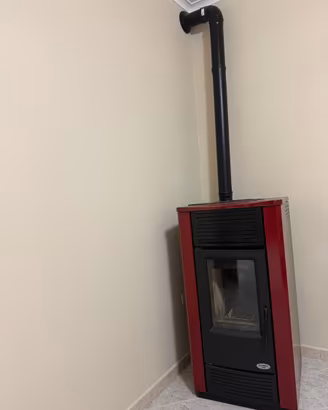 Stufa a pellet Karmek One bordeaux e nera