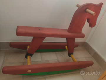Cavallo a dondolo in legno massello