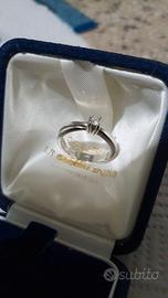 Anello in oro bianco 18k con diamante naturale
