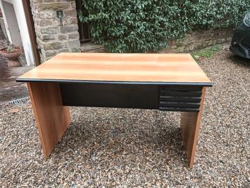 Scrivania da ufficio con cassetti neri