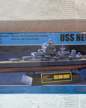 Nave da combattimento USS New Jersey con motore