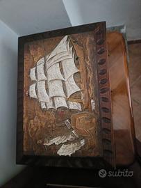 Forziere / Cofanetto in legno intagliato con velie