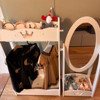 Appendiabiti e specchio per camera bambini