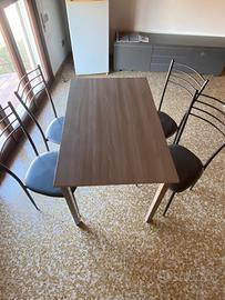 Tavolo di pranzo con 4 sedie