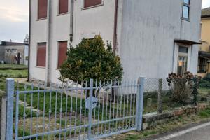 Casa indipendente con giardino