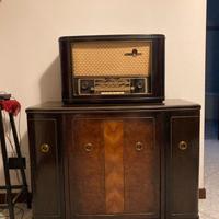 Mobile bar vintage con radio e giradischi