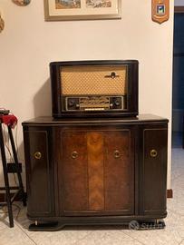 Mobile bar vintage con radio e giradischi