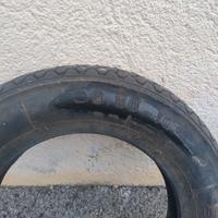 sedile, copertone tre cerchi e motore ape 50.