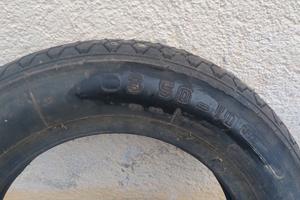 sedile, copertone tre cerchi e motore ape 50.