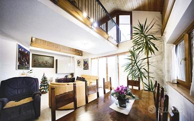 Villa indipendente con piscina, campo da tennis e