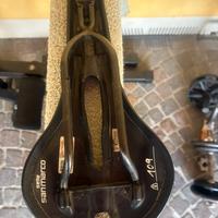 Sella bici da corsa in carbonio.