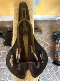 Sella bici da corsa in carbonio.