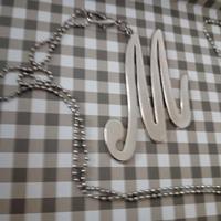 Lunga collana con ciondolo lettera M