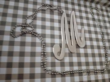 Lunga collana con ciondolo lettera M