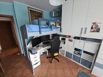 cameretta con letto a soppalco