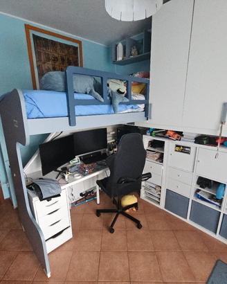 cameretta con letto a soppalco
