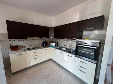 cucina angolare con elettrodomestici
