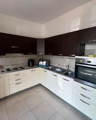 cucina angolare con elettrodomestici