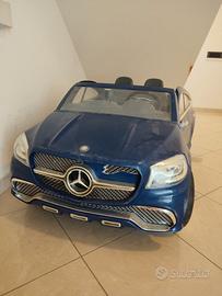 Mercedes elettrica blu per bambini