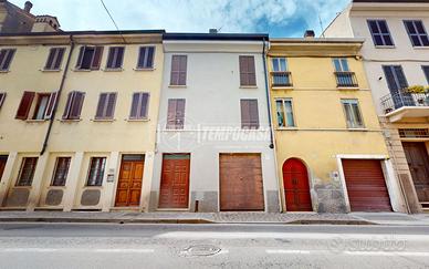 Casa indipendente esternamente Ristrutturata con G