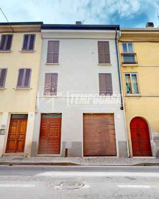 Casa indipendente esternamente Ristrutturata con G