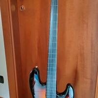 Squier by Fender jazz bass fretless