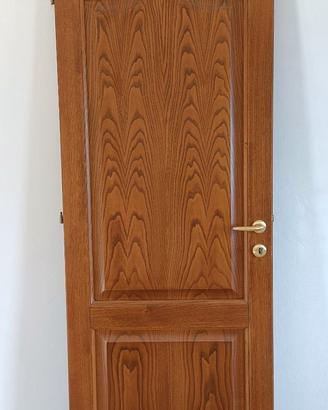 7 porte in legno massello di castagno.