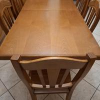 tavolo da tinello con sei sedie in legno