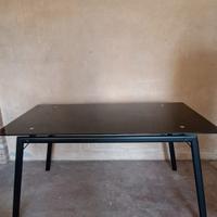 Tavolo nero in vetro