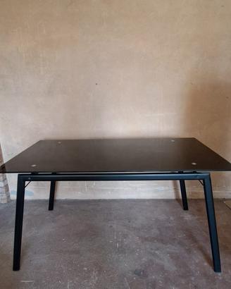 Tavolo nero in vetro