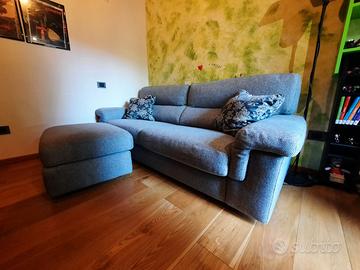 Divano-letto matrimoniale quasi nuovo, con pouff