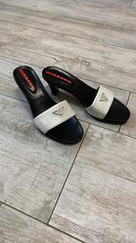 Mules/Slides Prada in pelle con logo a triangolo