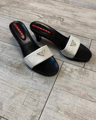 Mules/Slides Prada in pelle con logo a triangolo